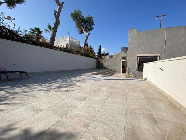 Casa con 2 dormitorios, 1 baño, garaje, solarium, piscina, trastero, parcela 400 m2 photo 0