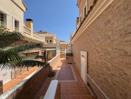 ADOSADO EN GUARDAMAR DEL SEGURA CON GARAJE A 400 METROS DE PLAYA. 3 DORM. 2 BAÑOS. SOTANO DE 60 M2. PISCINA COMUNITARIA. photo 0