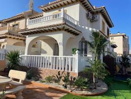 Villa en Cabo Roig con jardín y piscina comunitaria! photo 0