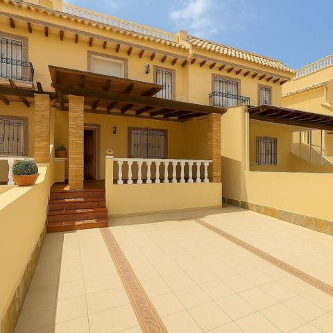 ADOSADO EN PLAYA FLAMENCA CON JARDIN Y PISCINA COMUNITARIA. 2 DORM. 2 BAÑOS. PARKING. 2 TERRAZAS GRANDES. photo 0