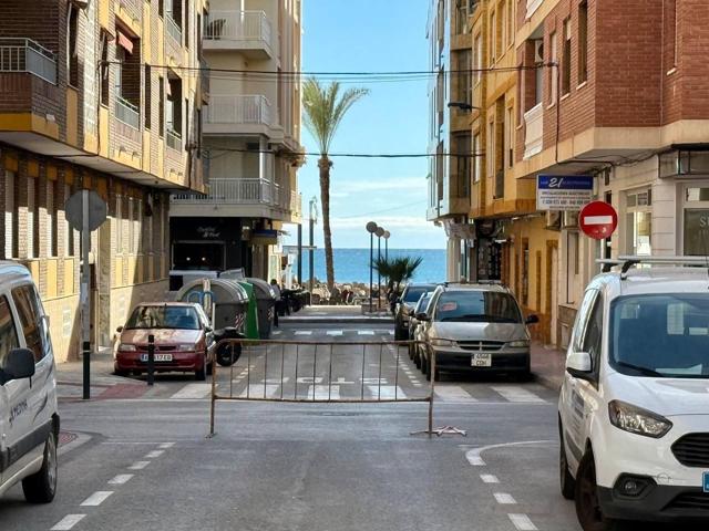 Amplio apartamento de tres dormitorios y dos baños con vistas laterales al mar, a 120 metros de la playa. photo 0
