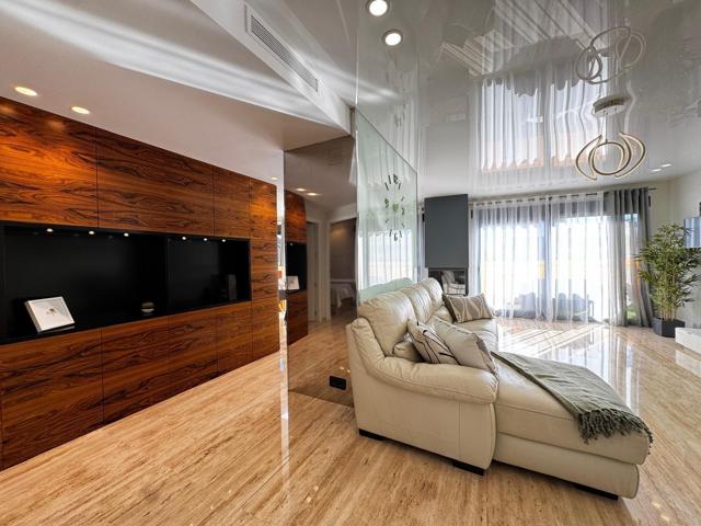 ESPECTACULAR ÁTICO CON 361 M2 DE SUPERFICIE. 4 DORM. 2 BAÑOS. 2 PAZAS DE GARAJE+TRASTERO INCLUIDO! PISCINA+SAUNA COMUN. photo 0