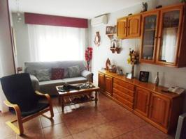 Salón comedor con luz natural, suelo de baldosas. Habitación con luz natural, suelo de baldosas. Lavabo con suelo de baldosas. Cocina con luz natural, suelo de baldosas, acero inoxidable