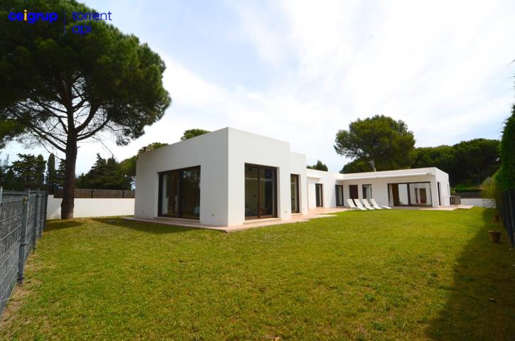 CEIGRUP TORRENT API. Moderna y exclusiva villa frente las ruinas de Empuries. photo 0