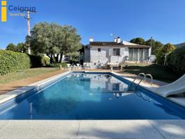 Casa con un gran jardín y piscina privada en Urbanización Torre Gran, a 3 Kms de la playa photo 0