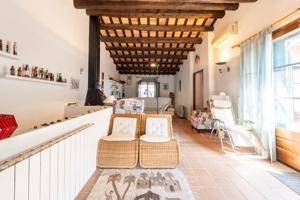 'Encanto rústico: Casa de piedra con terraza y vigas de madera' photo 0