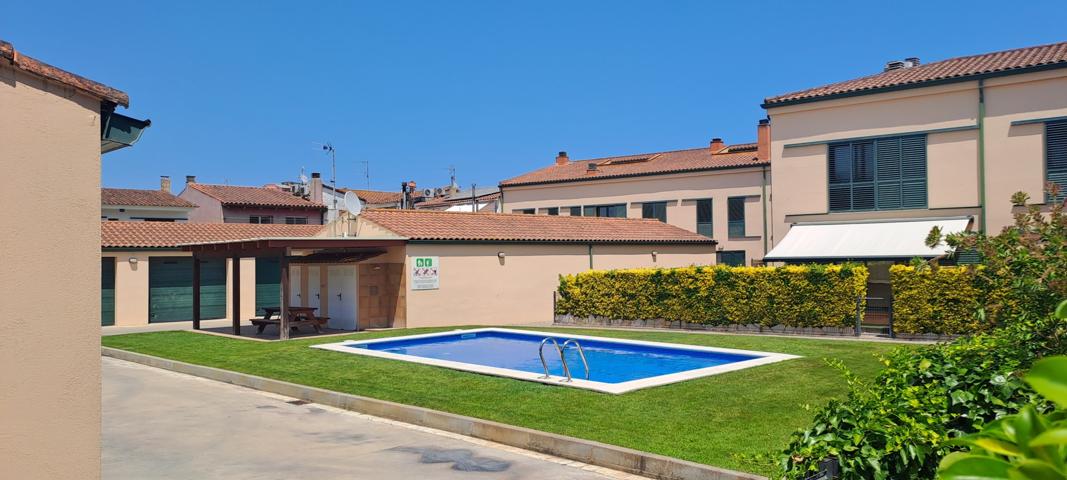 Amplia vivienda familiar con patio privado, garaje y piscina comunitaria en Pals photo 0