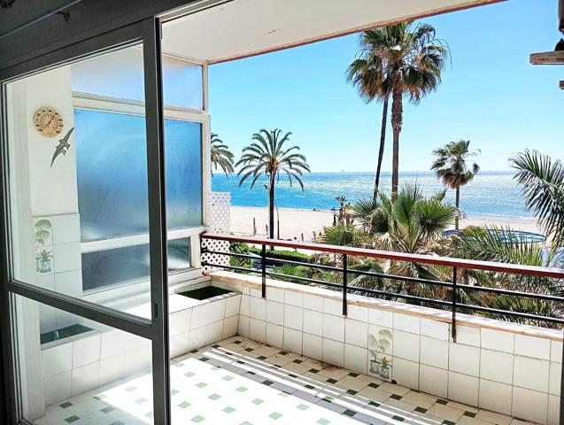 Exclusiva Propiedad en Primera Línea de Playa en Estepona con Potencial de Reforma. photo 0