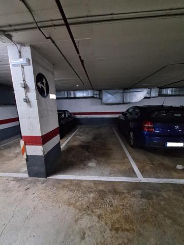 Plaza parking en complejo Mundet. photo 0