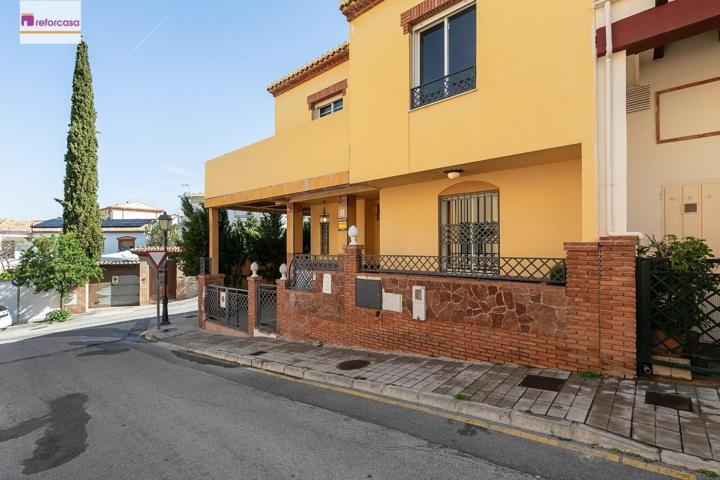 OPORTUNIDAD ÚNICA EN HUÉTOR VEGA – CHALET PAREADO CON PISCINA POR 310.000€! photo 0