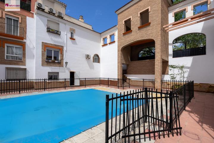 ¡MAGNÍFICA CASA ADOSADA EN RESIDENCIAL CON PISCINA – ZONA ESTACIÓN DE AUTOBUSES – FERIAL. GRANADA photo 0