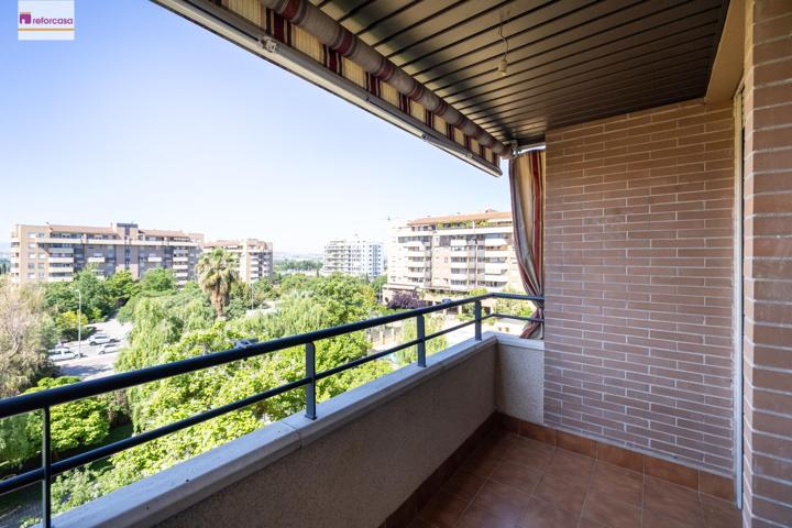 Apartamento con terraza, garaje, trastero en urbanización piscina. Residencial Sanders II. Granada. photo 0