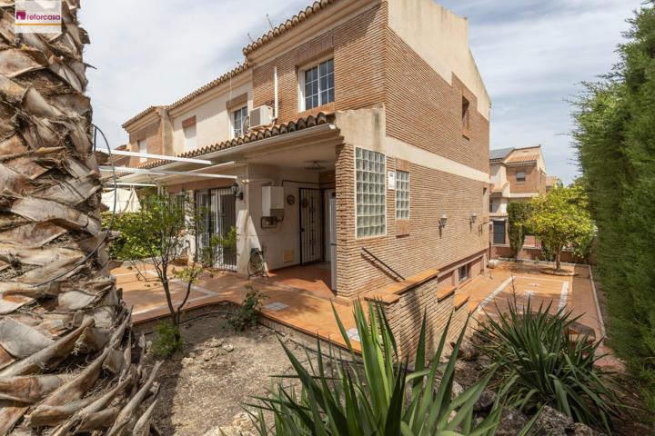 ¡MAGNIFICA CASA PAREADA EN LA MEJOR ZONA RESIDENCIAL DE HUETOR VEGA... LOS REBITES! photo 0