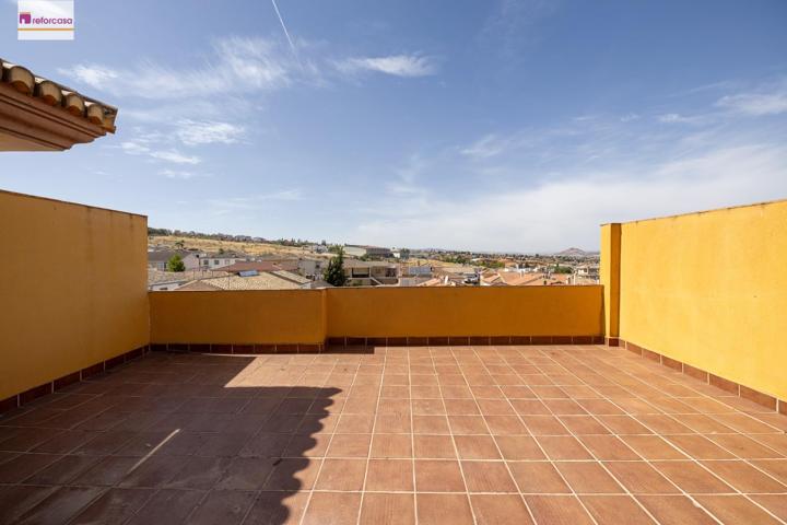 Ático luminoso con gran terraza en La Zubia y plaza de garaje photo 0