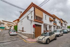 Casa en La Zubia con amplio patio y tres dormitorios. photo 0