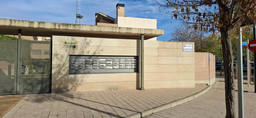 Venta de Adosado en Miralbueno en urbanización con piscina photo 0