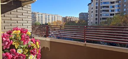 VENTA DE VIVIENDA EN EL CENTRO CON TERRAZA Y PLAZA DE GARAJE EN FINCA photo 0