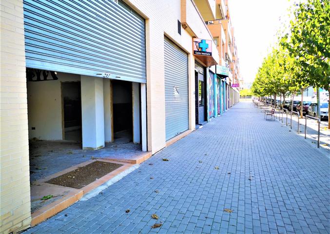 Se alquila excepcional local muy visible y comercial en el Campillo. photo 0
