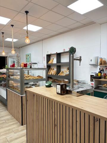 ¡Oportunidad única de traspaso en Alquerías! Confitería-Cafetería en plena zona de paso photo 0