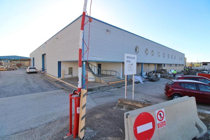 Gran Nave Industrial en Valls a la Venta photo 0