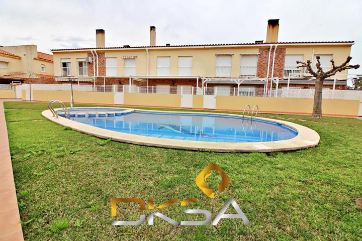 Precioso chalet adosado con piscina comunitaria a un paso de la playa de Burriana photo 0
