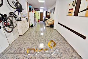 Amplia cochera con capacidad para varios vehículos en Vila-real photo 0