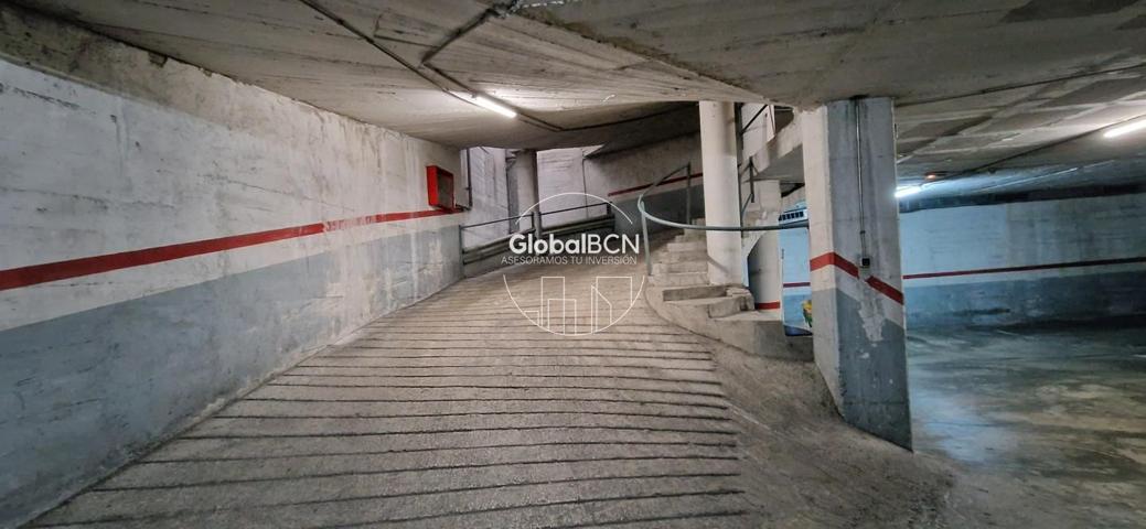 Plaza de parking grande para coche y moto photo 0