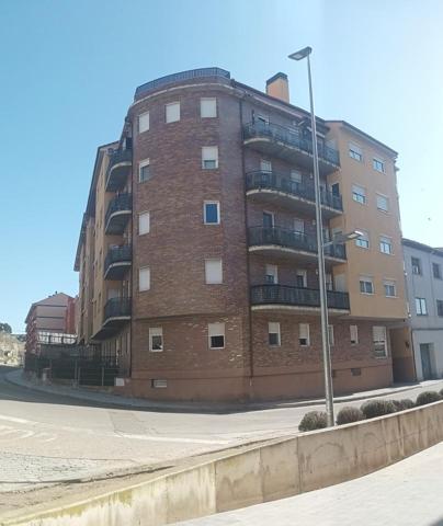 SE VENDE PISO CON PARKING EN RONDA DE CAMPIELES photo 0