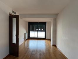SE VENDE PISO DE 3 HABITACIONES EN LAS CORTES photo 0