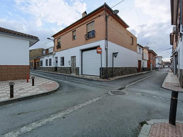 Venta de Casa en Santa Fe: Espaciosa y Versátil photo 0