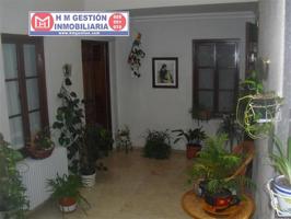 Casa en zona centro de Alcázar a 5 minutos de la Plaza de España, En planta baja.: Garaje para dos coches, 3 habitaciones, servicio, patio cubierto distribuidor, patio exterior de 50 m2 y cuarto de photo 0