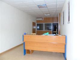 Local comercial con 150 m2, recepción, 4 despachos en excelentes condiciones, patio, almacén, aire acondicionado y mobiliario. Dispone de aseo habilitado para Movilidad Reducida. Ubicado próximo a photo 0