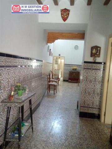 CASA TOTALMENTE AMUEBLADA EN ESQUINA SOBRE PARCELA DE 122 METROS EN LA LOCALIDAD DE QUERO, CON 145 METROS CONSTRUIDOS, DOS PLANTAS, CINCO DORMITORIOS, TRASTERO Y PATIO CON POZO. PRECIO NEGOCIABLE photo 0