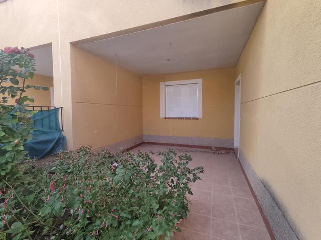 CASA ADOSADA CONTRUIDA EN 2006 CON PATIO 60 m2 DE PATIO, 4 DORMITORIOS, 2 BAÑOS, GARAJE Y TERRAZA photo 0