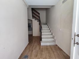 SE VENDE EDFICIO CON LOCAL COMERCIAL Y 2 APARTAMENTOS photo 0