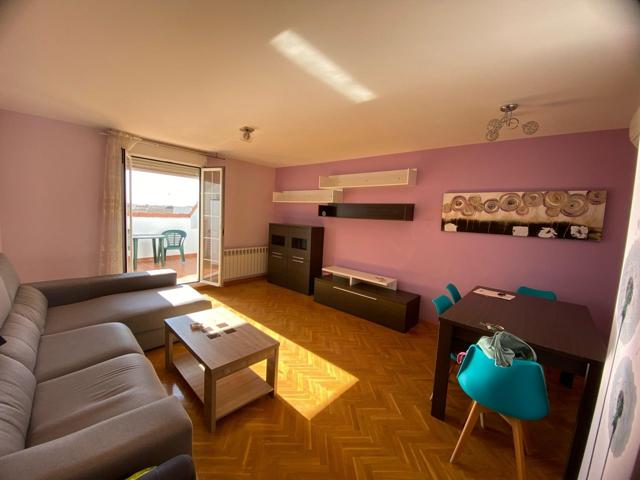 Ático de un dormitorio con amplia terraza, cocina independiente, salón y dormitorio, garaje y traste photo 0