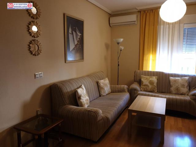 Piso en edificio seminuevo que consta de 2 dormitorios, salón comedor con balcón, cocina y garaje. photo 0
