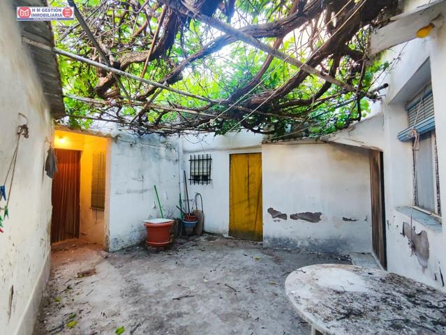 CASA CON PATIO Y GARAJE EN PARCELA DE 160 METROS JUANTO A PLAZA SANTA MARIA photo 0