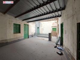 edificio de tres alturas con local comercial en calle Emilio Castelar photo 0
