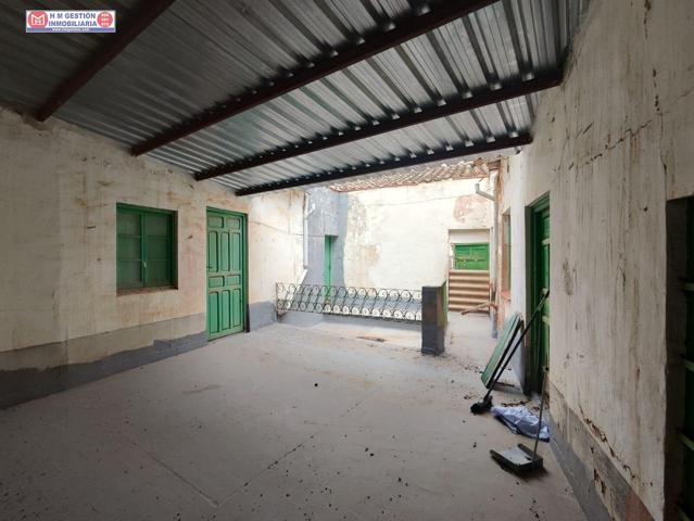 edificio de tres alturas con local comercial en calle Emilio Castelar photo 0