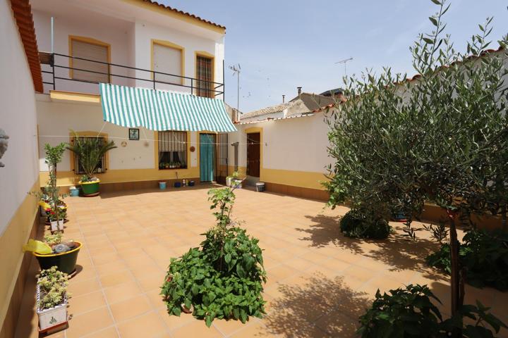 CASA PARA ENTRAR A VIVIR CON 3 DORMITORIOS, PATIO DE 90 m2 Y GARAJE AMPLIO photo 0