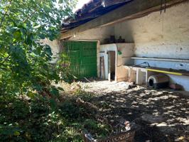 SE VENDE CASA PARA REFORMA ÍNTEGRA CON SALIDA A DOS CALLES, AMPLIO PATIO, 3 DORMITORIOS Y TRES BAÑOS photo 0