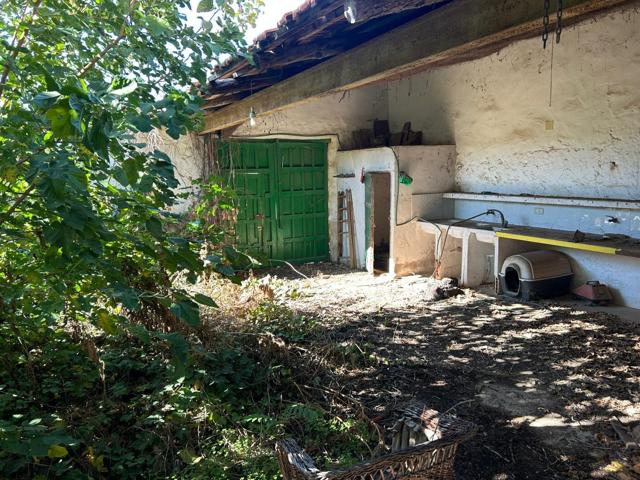 SE VENDE CASA PARA REFORMA ÍNTEGRA CON SALIDA A DOS CALLES, AMPLIO PATIO, 3 DORMITORIOS Y TRES BAÑOS photo 0