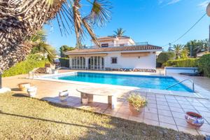 Villa de estilo mediterráneo en Cabo Roig a 200m del mar photo 0