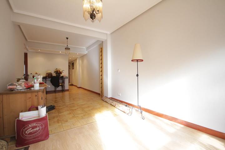 Piso en venta en Oviedo de 75 m2 photo 0