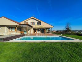 Chalet con piscina en venta en Lugones (Asturias) photo 0