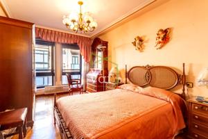 Piso en venta en calle Campoamor, Oviedo photo 0