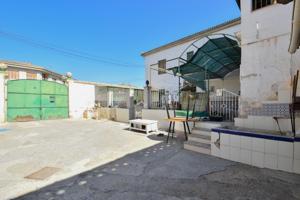 ¡Magnífica casa en ESQUINA en el centro de ATARFE y con un GRAN PATIO! photo 0