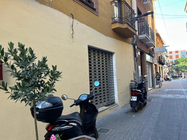 Local comercial en primera línea en pleno centro de Maracena photo 0