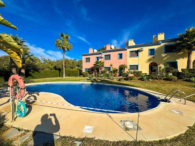 Casa adosada en esquina con jardín privado en La Duquesa Golf photo 0